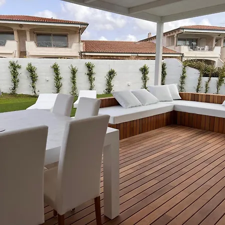 Cozy House With Garden & Pool Apartment